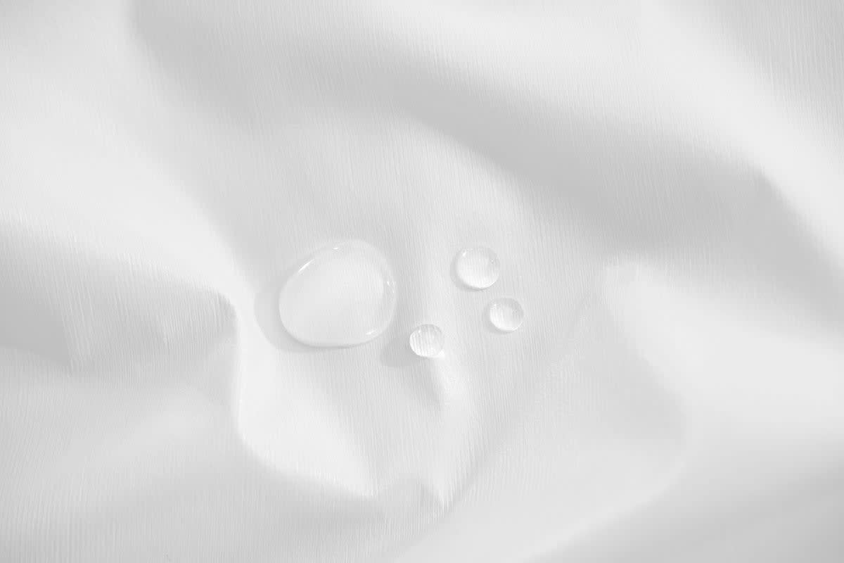 Detailopname van de BLACKROLL® MATTRESS PROTECTOR met TPU-coating en waterondoorlatend oppervlak