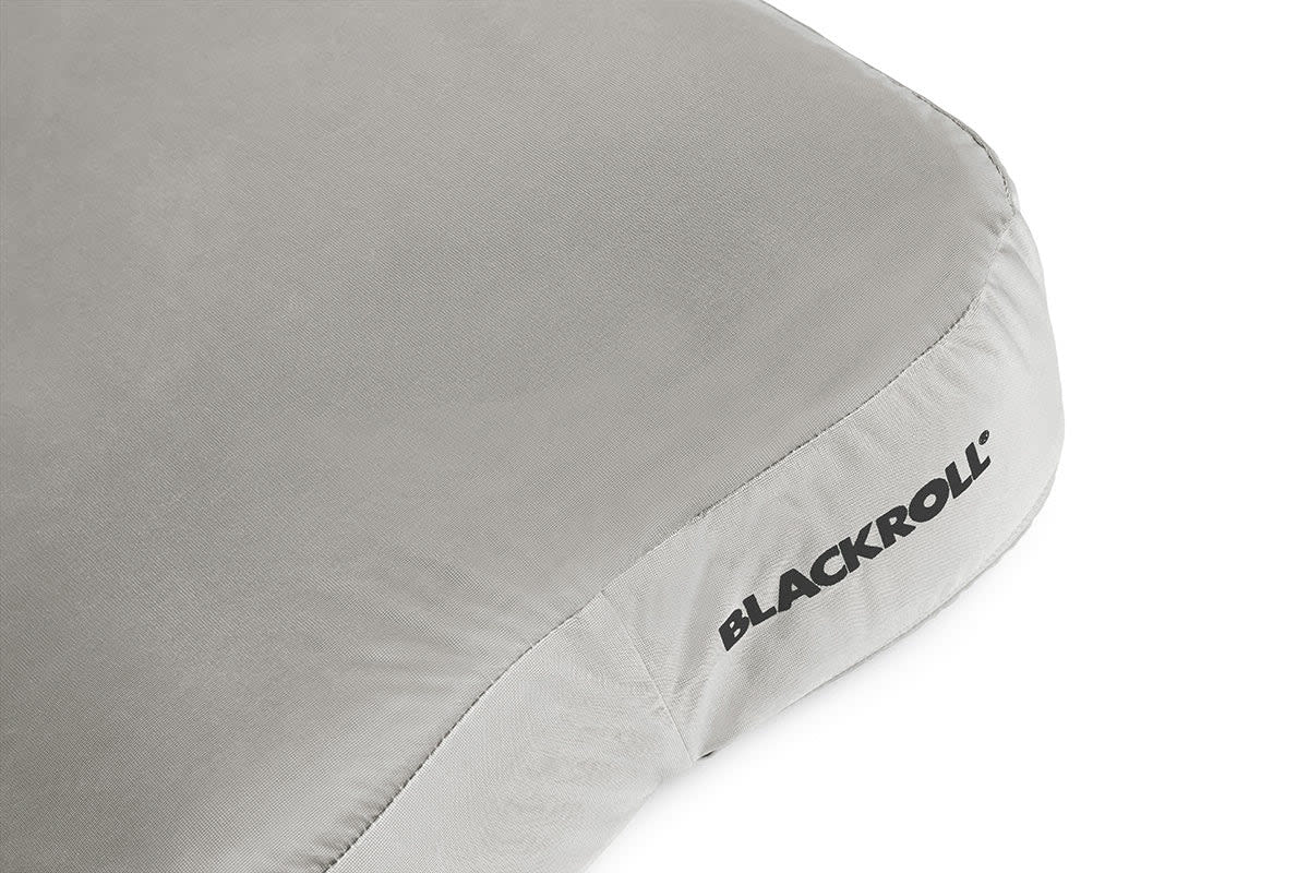 Detailaufnahme des BLACKROLL® PILLOW CASE ACTIVE in Grau – strapazierfähiges Nylonmaterial mit glatter, abwischbarer Struktur
