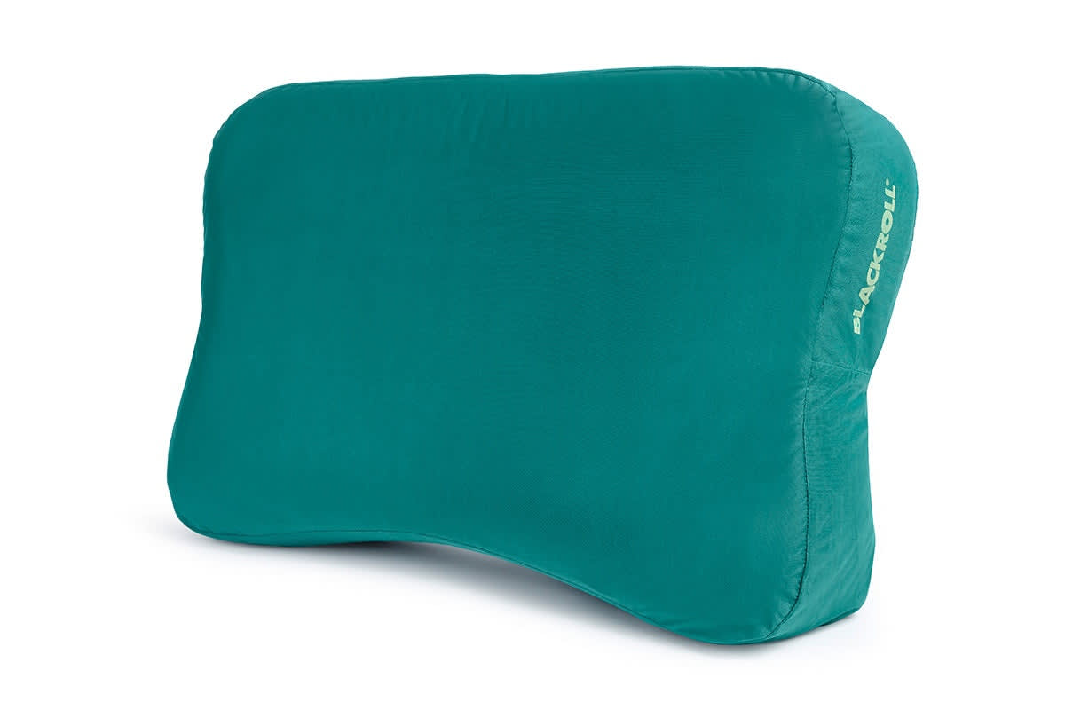 Detailaufnahme des BLACKROLL® PILLOW CASE ACTIVE in Türkis – wasserabweisende TPU-beschichtete Oberfläche