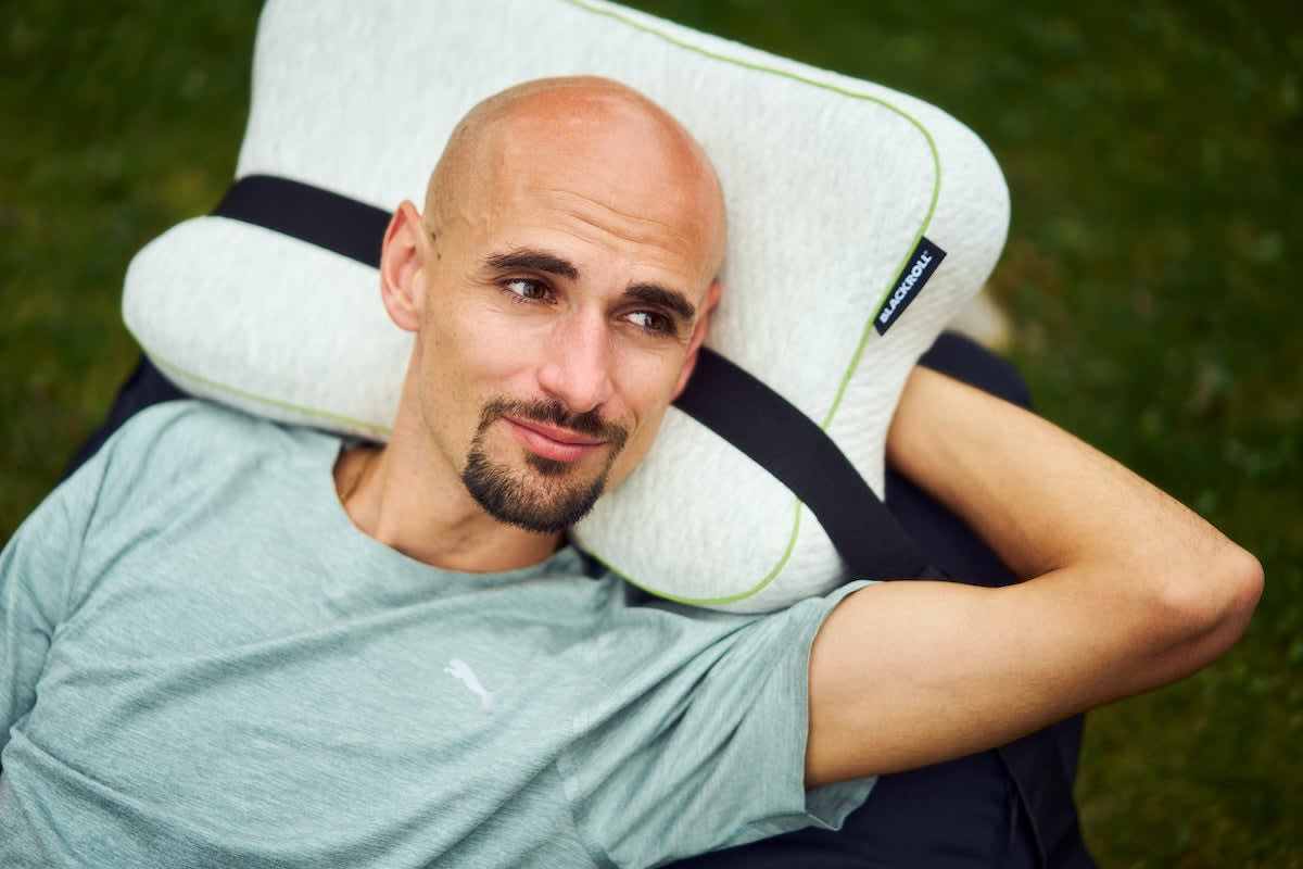 Ruhige Schlafszene mit BLACKROLL® PILLOW und sauberem, frischem Setup