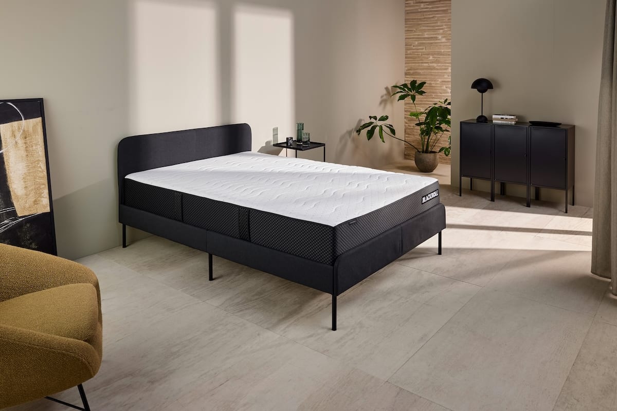 RECOVERY BASE ELITE Matratze auf Bettgestell in modernem Schlafzimmer