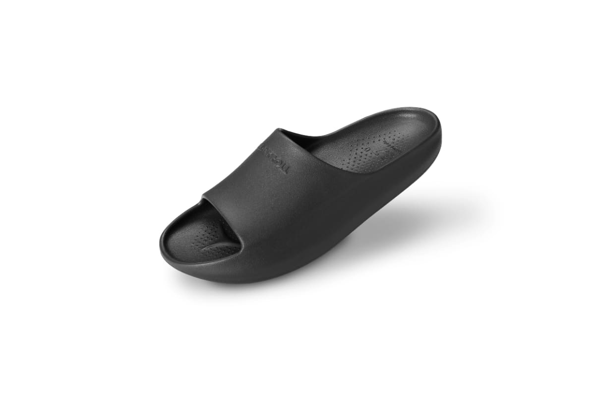 Schwarze BLACKROLL RECOVERY SLOPES CORE in seitlicher Produktansicht auf weißem Hintergrund.