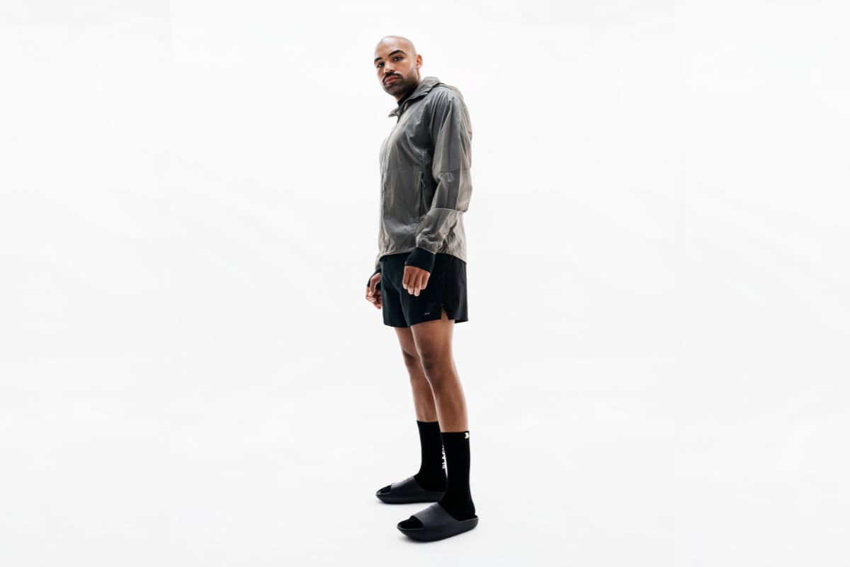 Model in Sportoutfit trägt schwarze BLACKROLL RECOVERY SLOPES CORE mit schwarzen Socken.