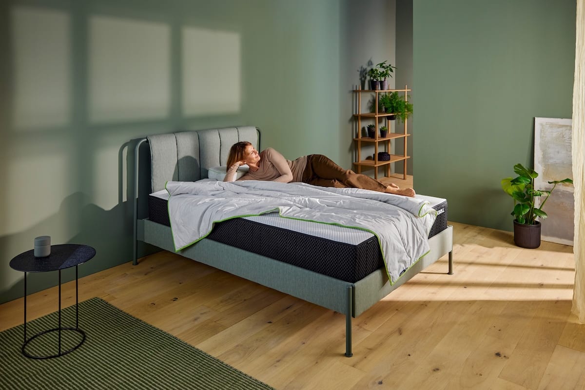 Person liegt seitlich auf der RECOVERY BASE BALANCE mit sichtbarem Matratzenaufbau