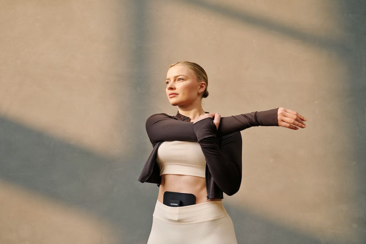 Thermo pad during stretching – wearable heat pad supports muscle relaxation and recovery in sports