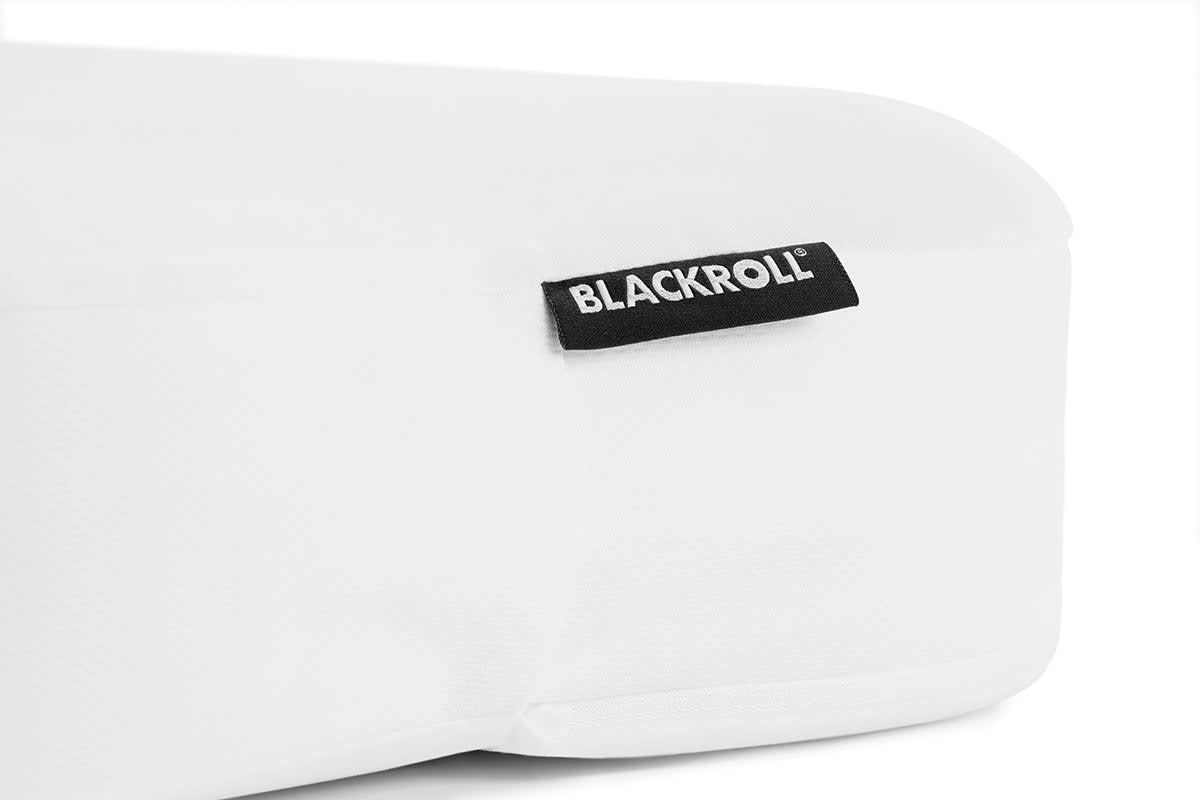 Woman sleeping relaxed on the BLACKROLL® pillow with protector