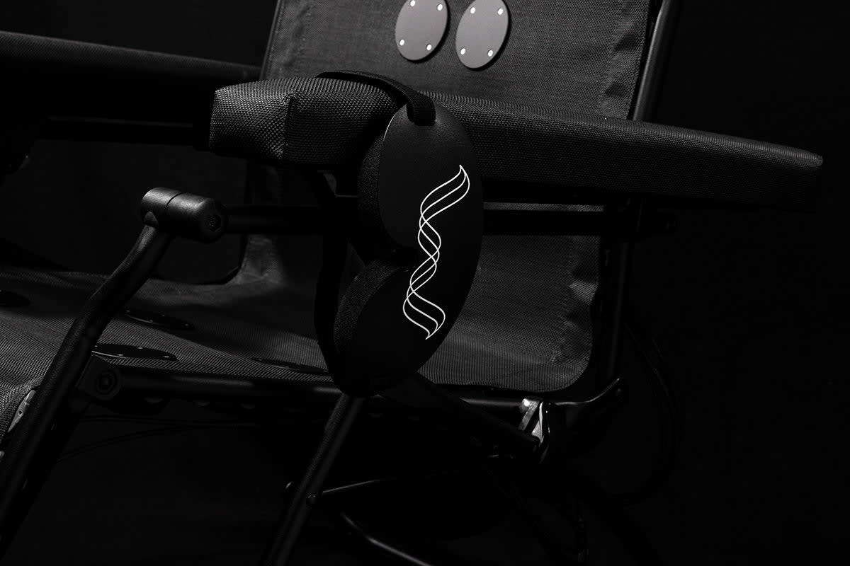Gros plan sur le masque de sommeil du SHIFTWAVE PRO fixé au cadre du fauteuil