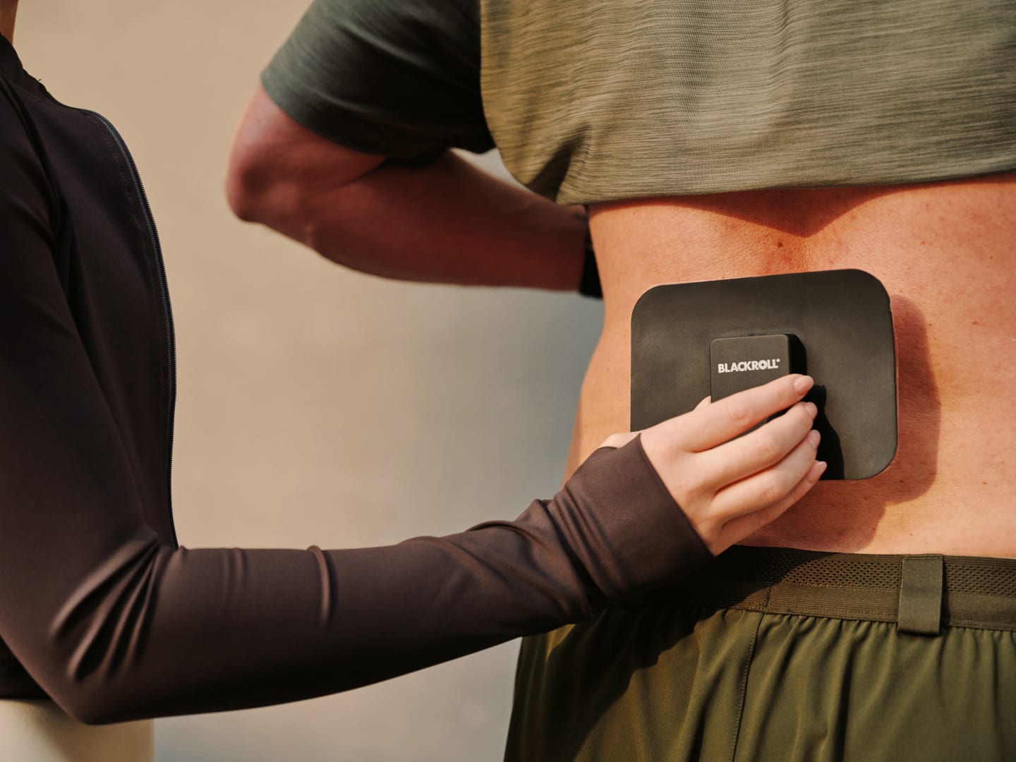 Diskretes Thermo Pad im Alltag – kabellose Tiefenwärme gegen Bauch- und Rückenschmerzen beim Entspannen zu Hause