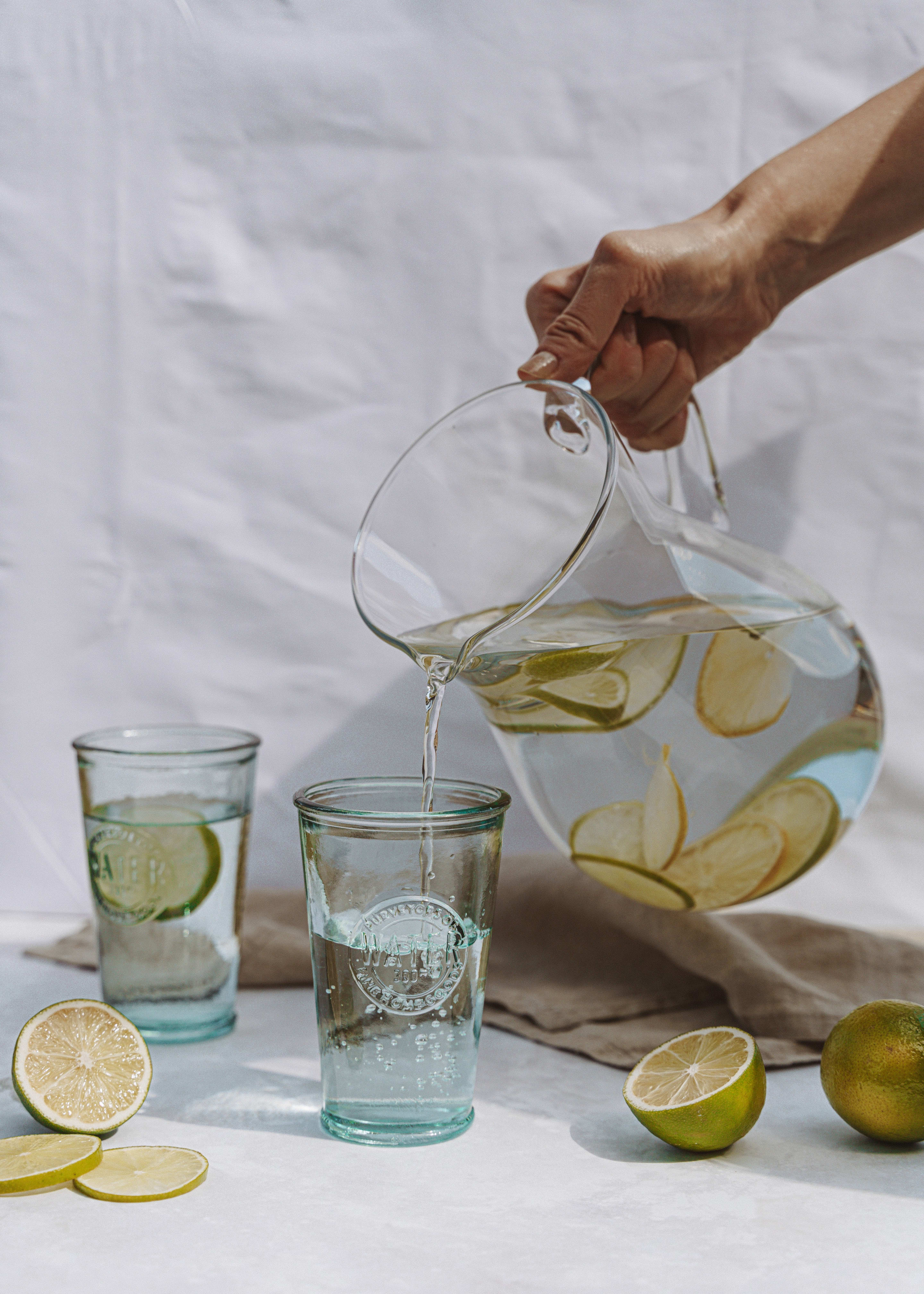 Wasser ohne Eis mit Zitrone