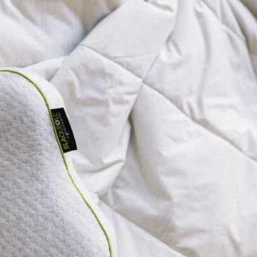 Blackroll ergonomisches kissen auf decke