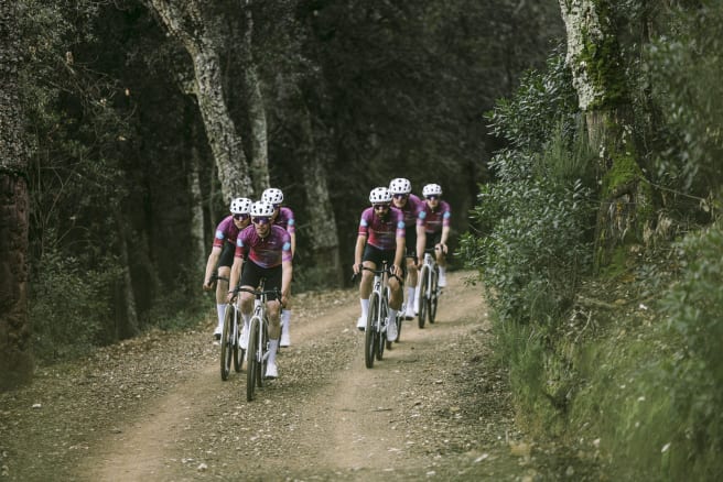 https://storage.googleapis.com/oneworld-prod/assets/brazodehierro_classified-X-rosebikes_riding-6090.jpg?v=1739449819