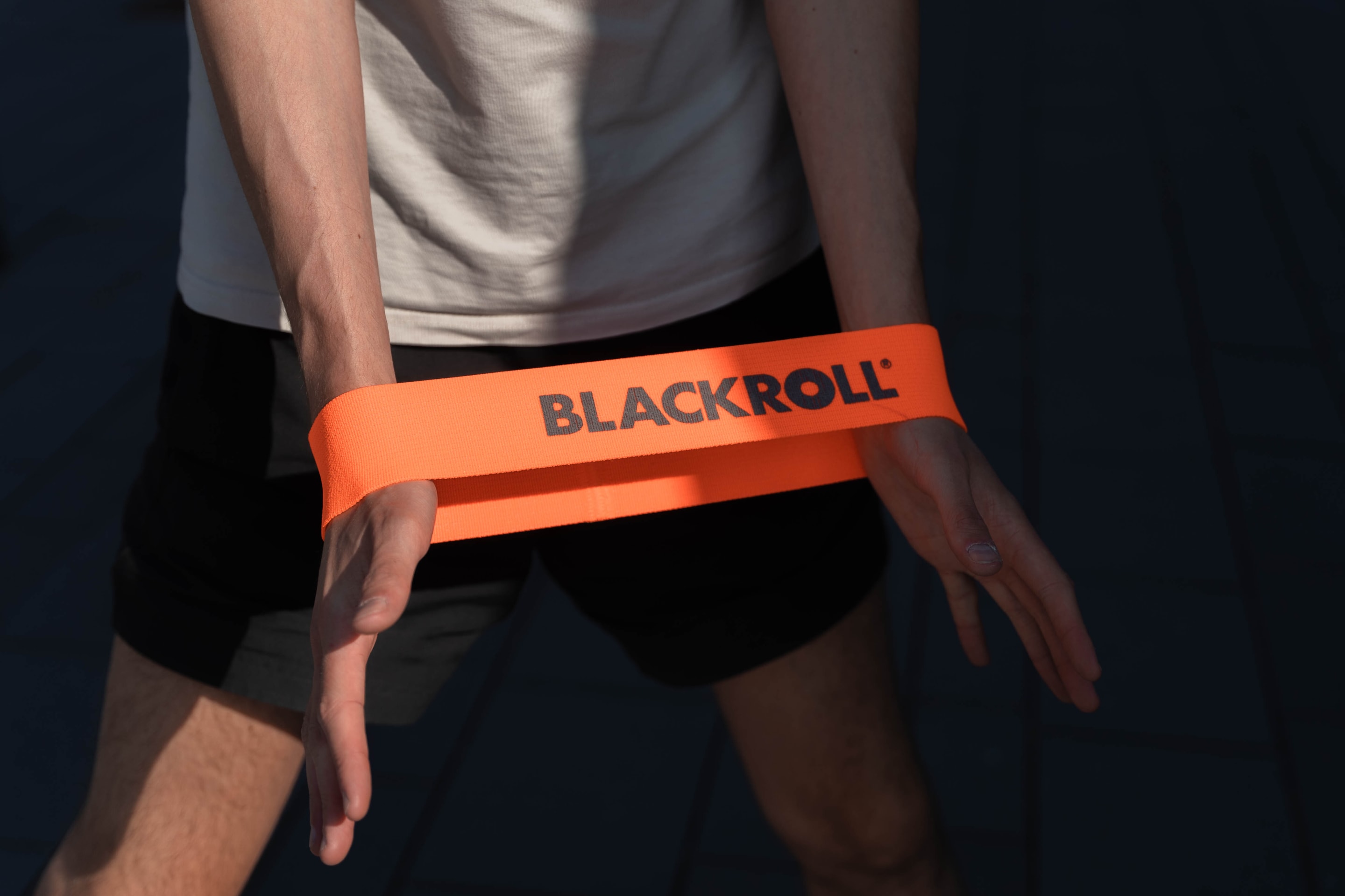 Person trainiert mit LOOP BAND Fitnessband