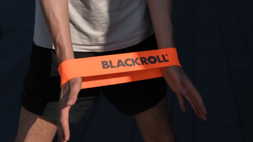 Person trainiert mit LOOP BAND Fitnessband