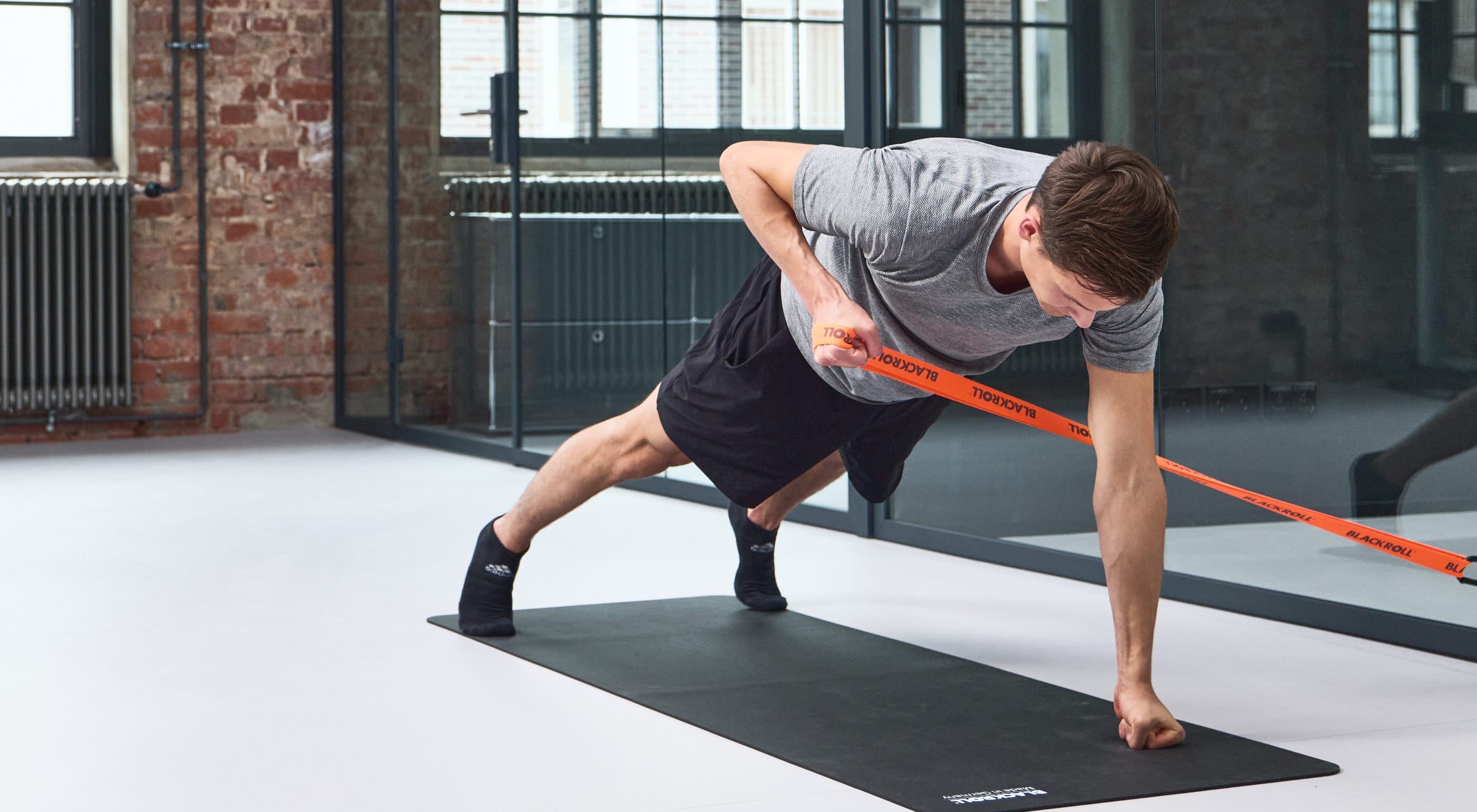 https://storage.googleapis.com/oneworld-prod/assets/blackroll-brust-trizeps-workout-15-min_2021-09-30-073035_ubwb.jpg?v=1632987036%2C0.6622%2C0.3847