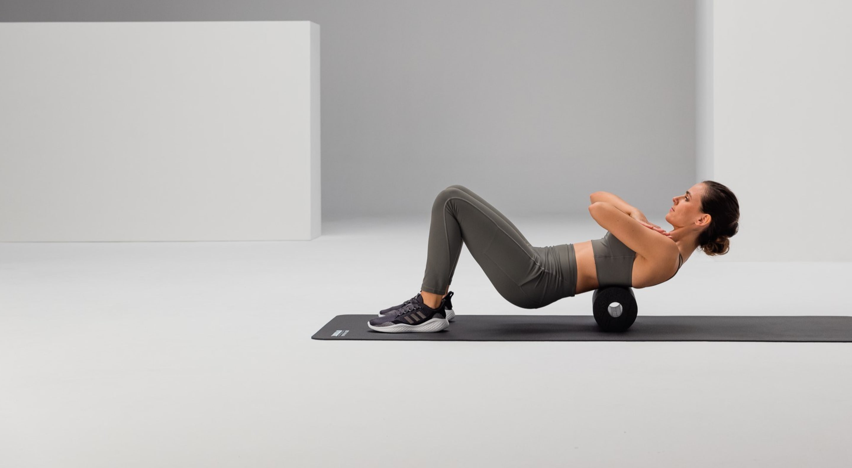https://storage.googleapis.com/oneworld-prod/assets/lower-back-massage_recovery_blackroll-standard_web_1_2Y2A51301.jpg?v=1705482437%2C0.6788%2C0.6259