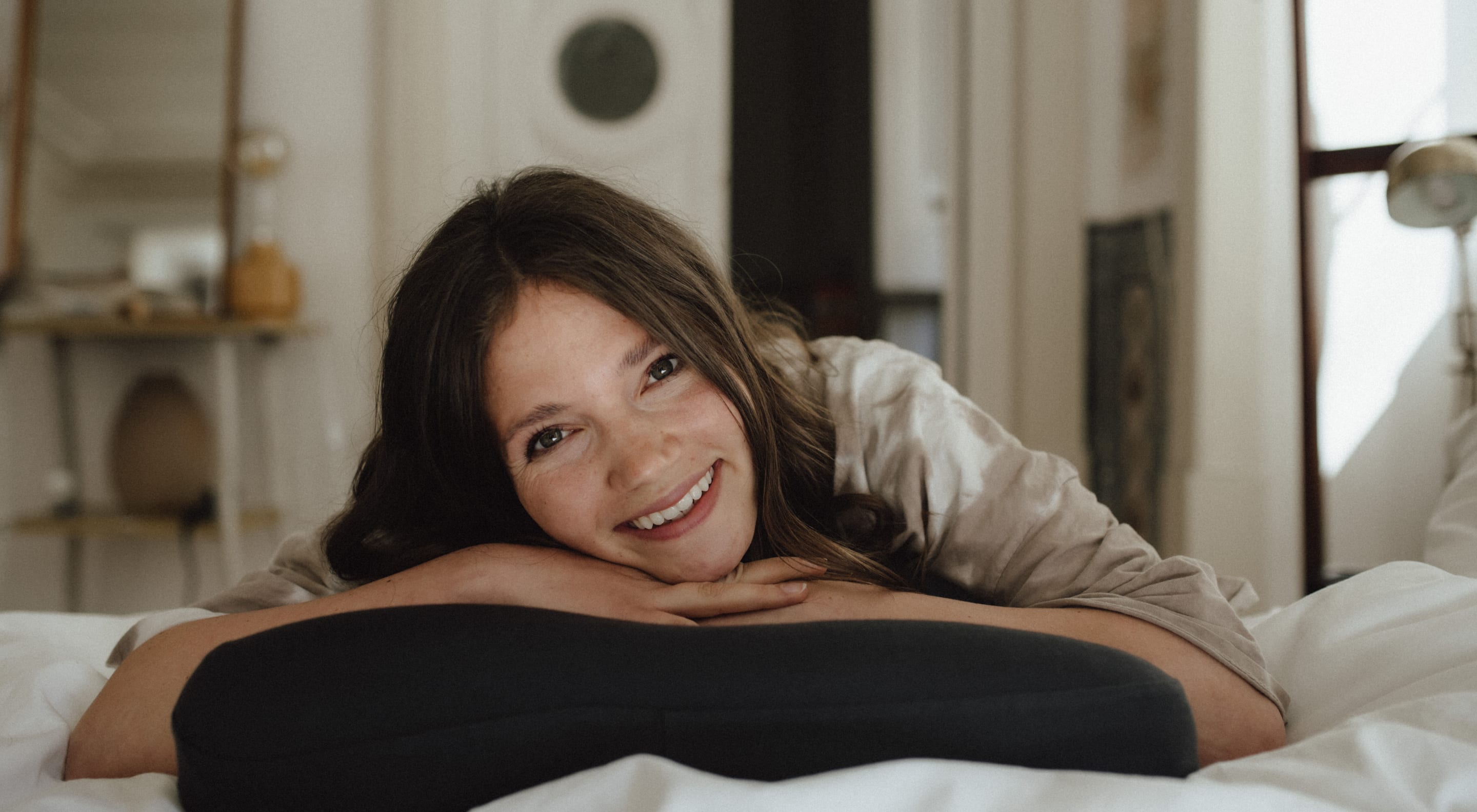 https://storage.googleapis.com/oneworld-prod/assets/recovery-pillow-anthracite-valerieswelt.jpg?v=1640787014%2C0.4836%2C0.6594