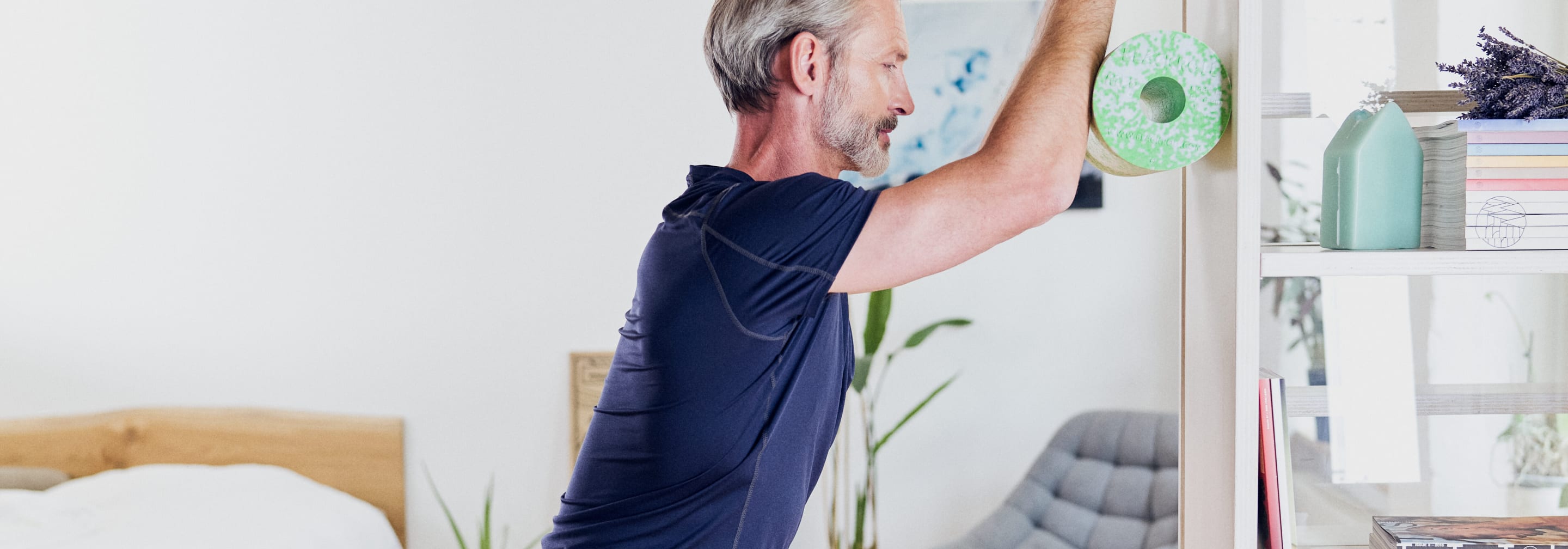 https://storage.googleapis.com/oneworld-prod/assets/06-Schulter-impingement-Scapula-Wall-Slides_Blackroll_01027_2022-04-22-190357_tyta.jpg?v=1650654237%2C0.3993%2C0.4725