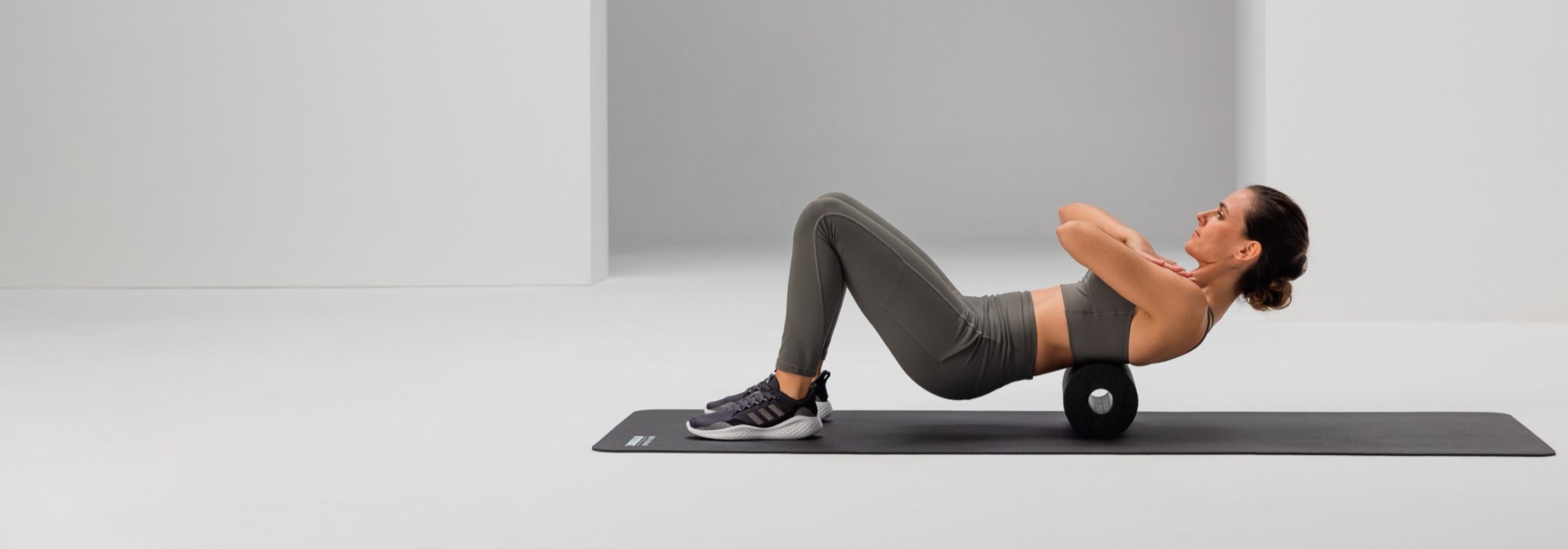 https://storage.googleapis.com/oneworld-prod/assets/lower-back-massage_recovery_blackroll-standard_web_1_2Y2A51301.jpg?v=1705482437%2C0.6788%2C0.6259