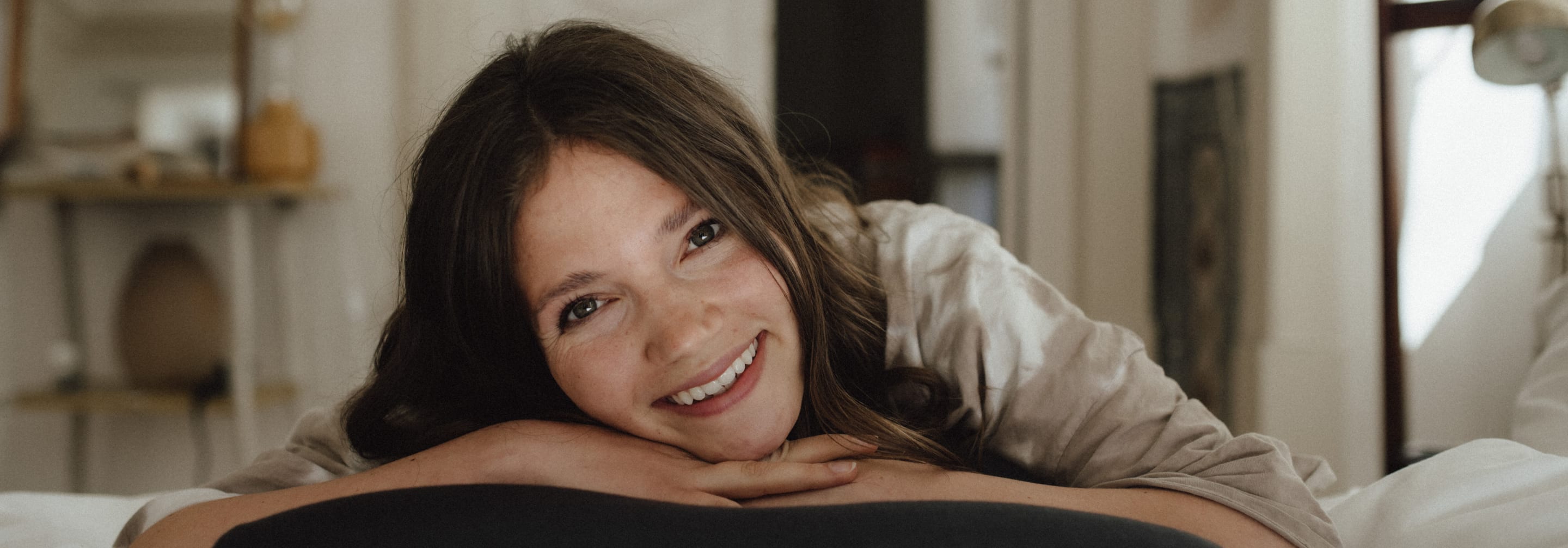 https://storage.googleapis.com/oneworld-prod/assets/recovery-pillow-anthracite-valerieswelt.jpg?v=1640787014%2C0.4836%2C0.6594