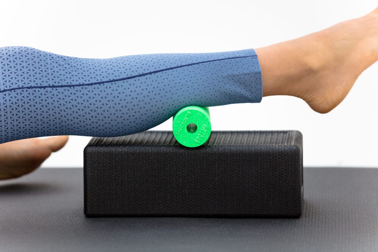 Selbstmassage der Waden mit der Faszienrolle