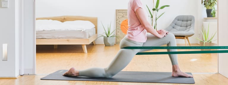 12 Ruckenschmerzen Banded Hip Flexor Stretch Blackroll 04383