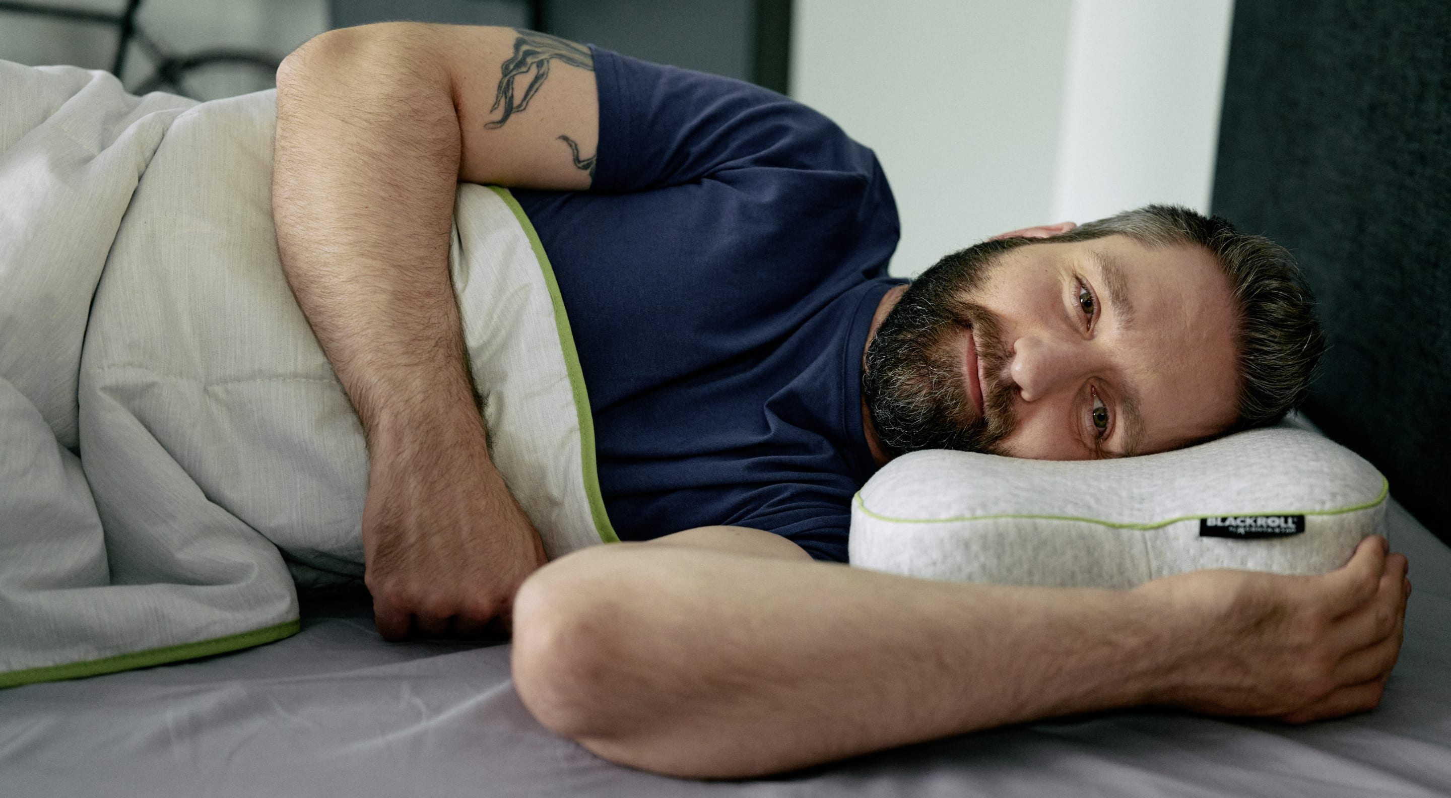 https://storage.googleapis.com/oneworld-prod/assets/Recovery-Pillow_Nackenschmerzen.jpg?v=1712656307%2C0.7866%2C0.5912