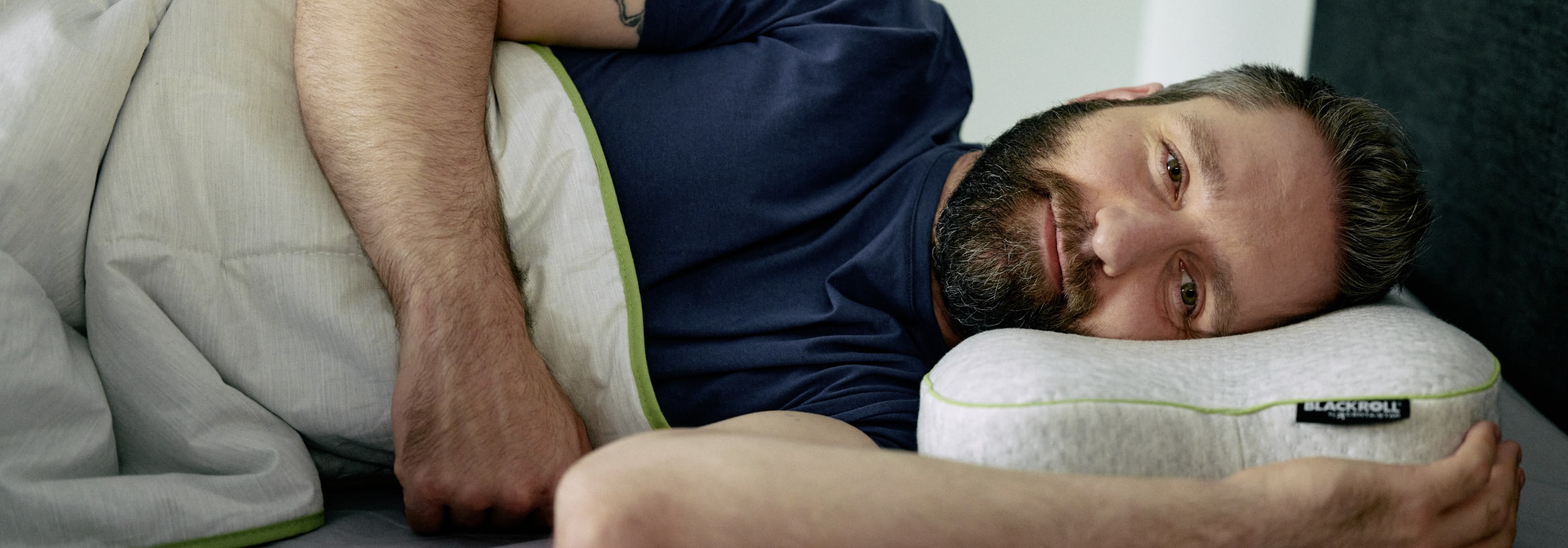 https://storage.googleapis.com/oneworld-prod/assets/Recovery-Pillow_Nackenschmerzen.jpg?v=1712656307%2C0.7866%2C0.5912