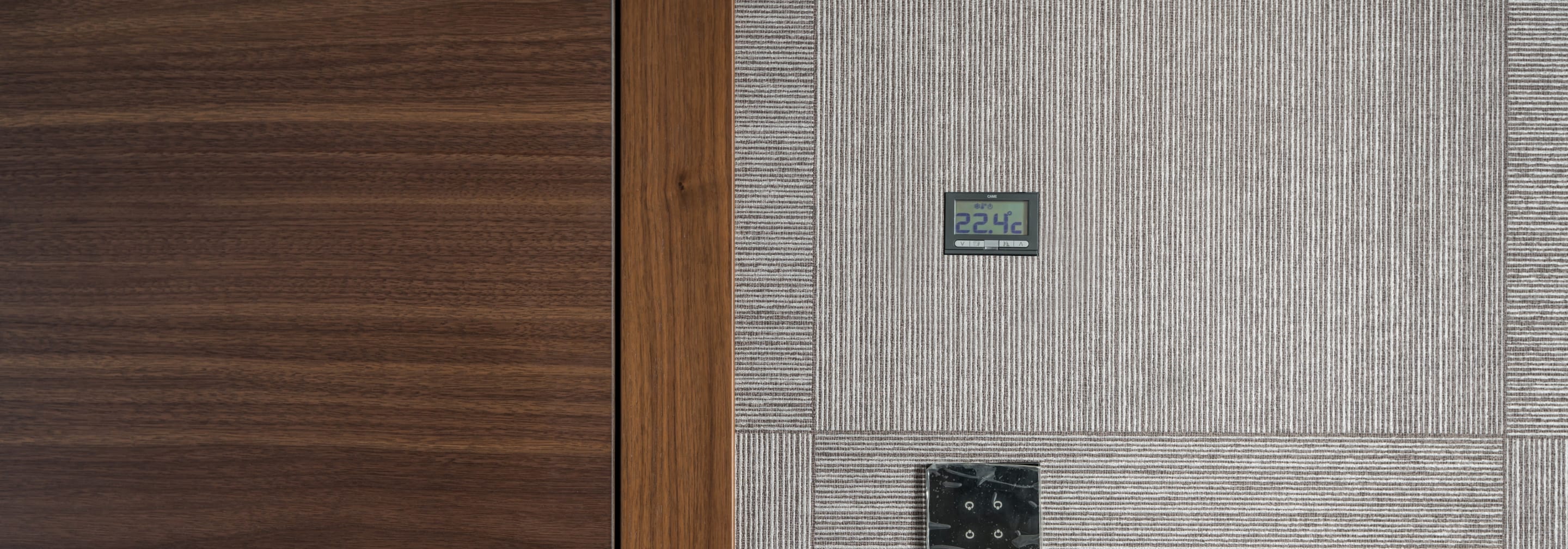 https://storage.googleapis.com/oneworld-prod/assets/Luftfeuchtigkeit-im-schlafzimmer-richtige-temperatur.jpeg?v=1683890134%2C0.6342%2C0.1988