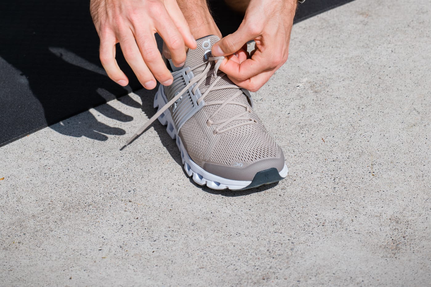 Mann bindet sich die Laufschuhe