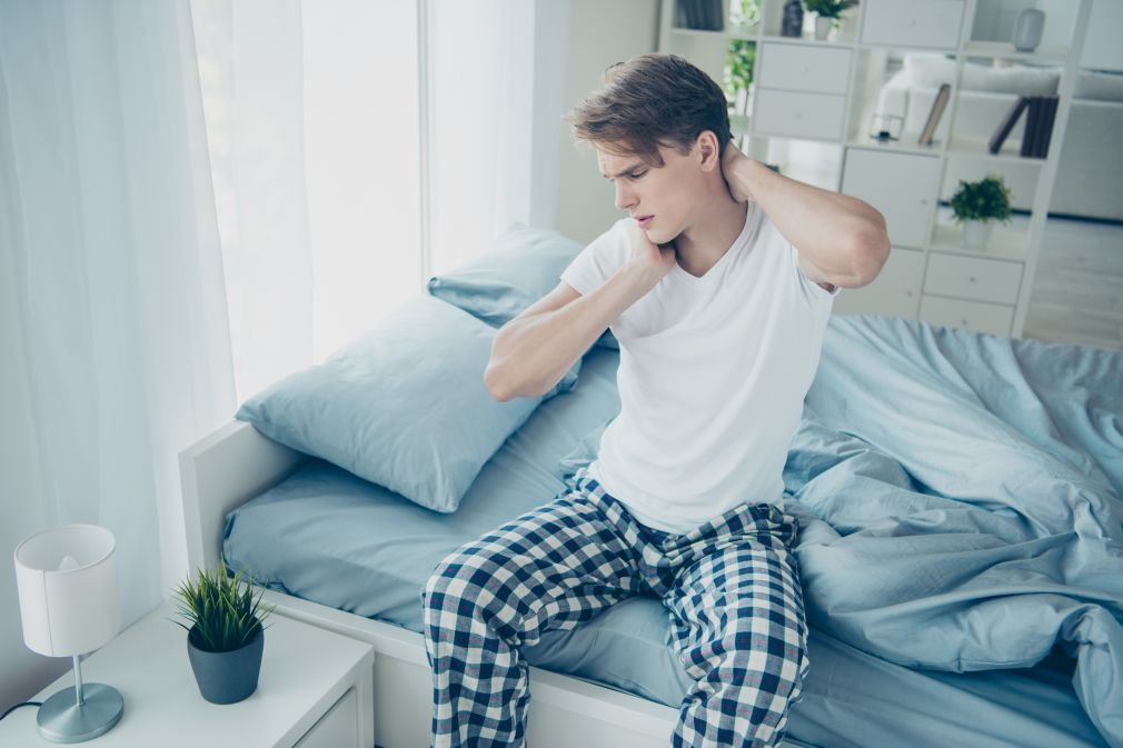 Nackenschmerzen nach dem Schlafen: Was hilft?