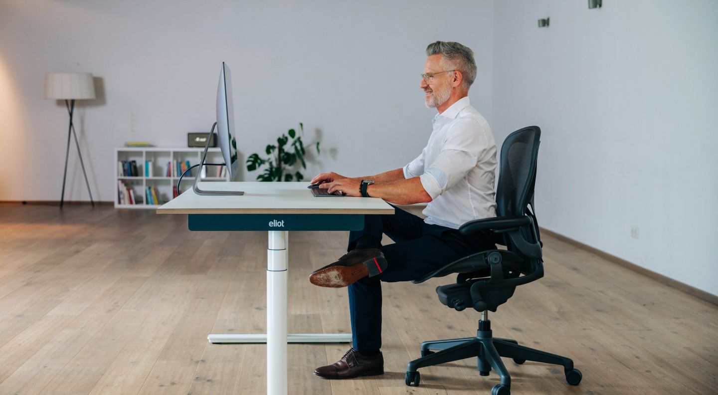 Dynamisches Sitzen Beinauflegen