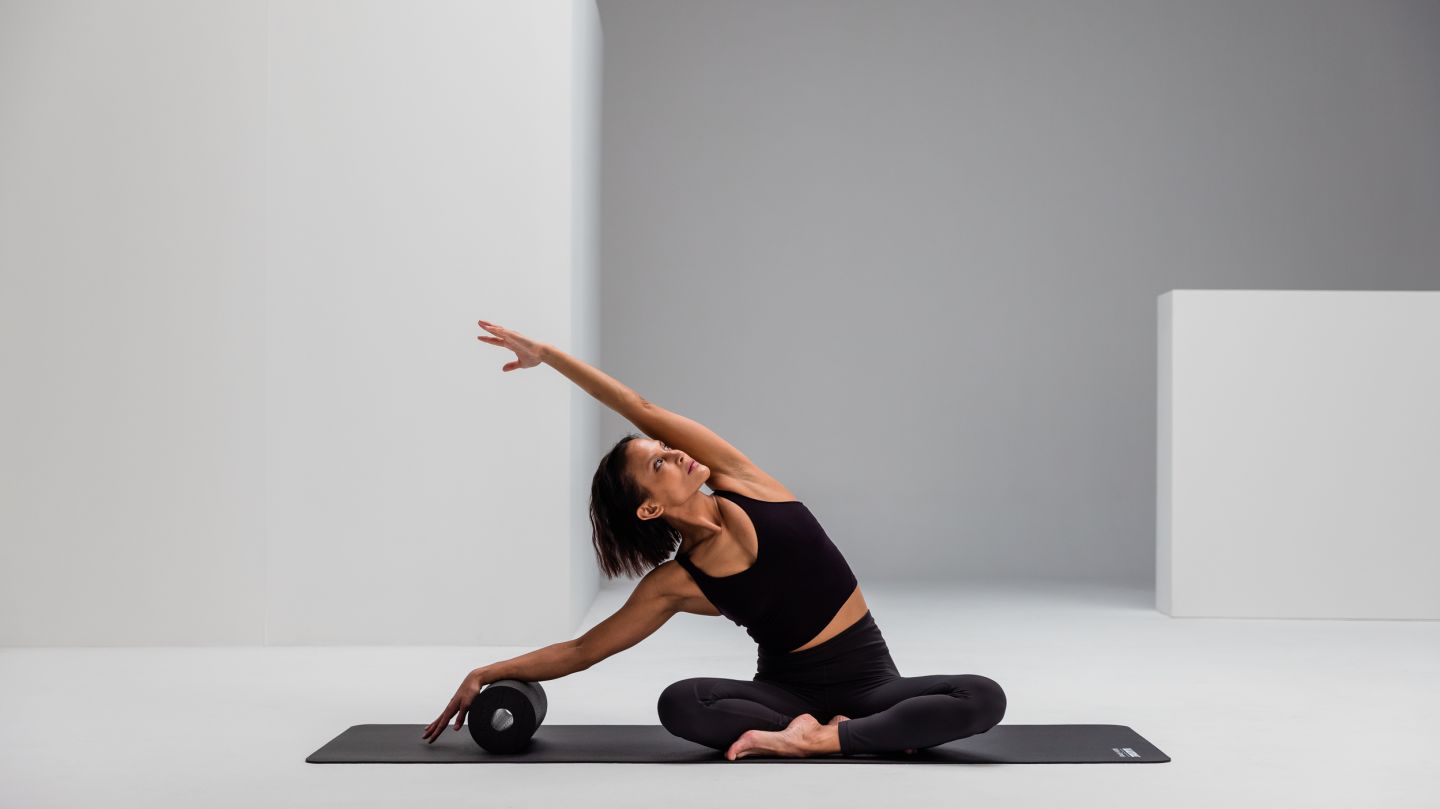 Seated side bend mobility blackroll standard web 2 2 Y2 A8019