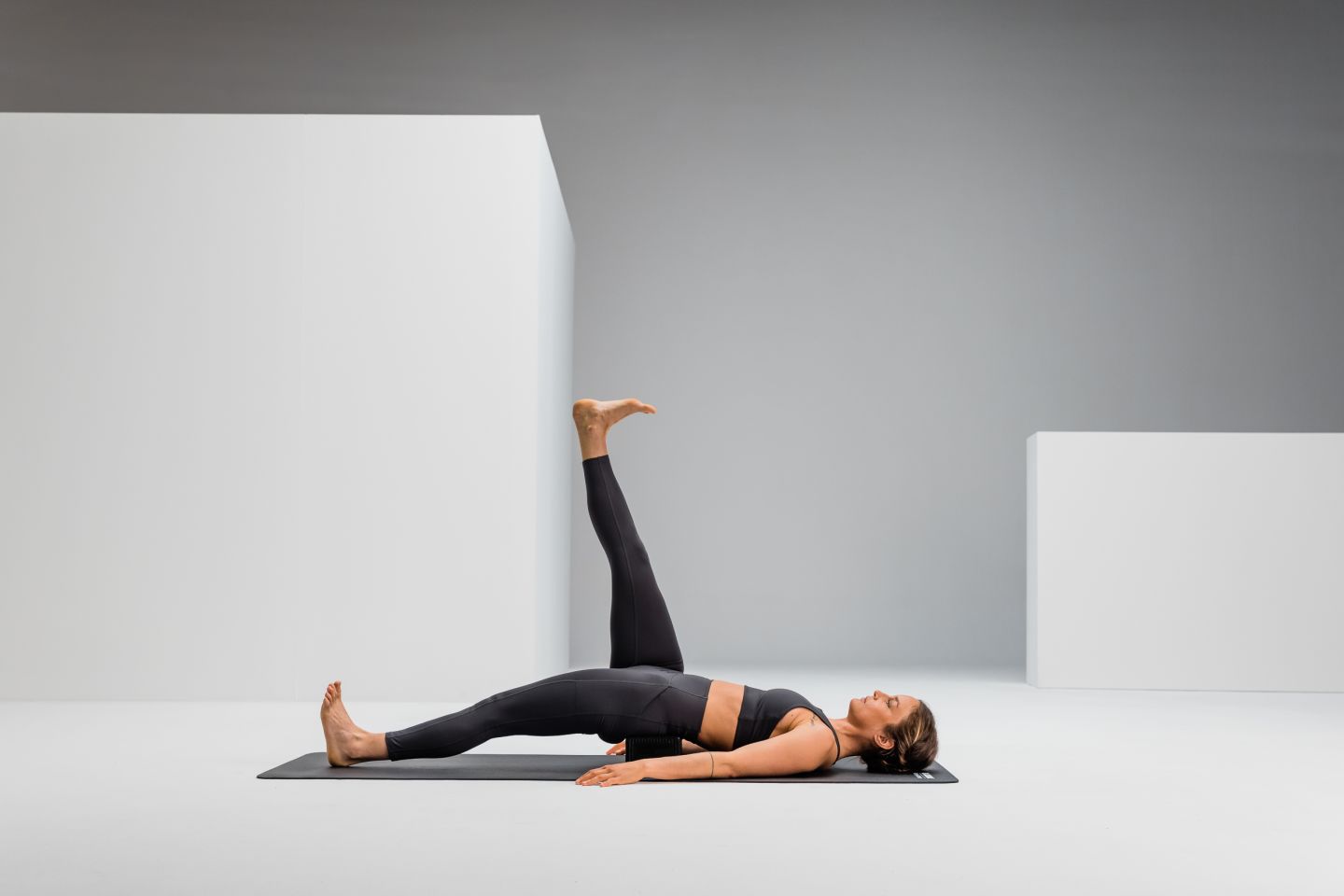 Hip flexor stretch recovery blackroll block web 2 Y2 A1332 2