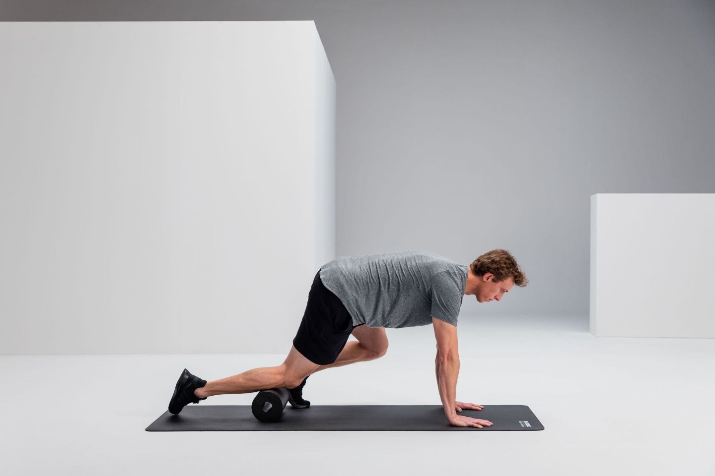 Shin massage recovery blackroll standard