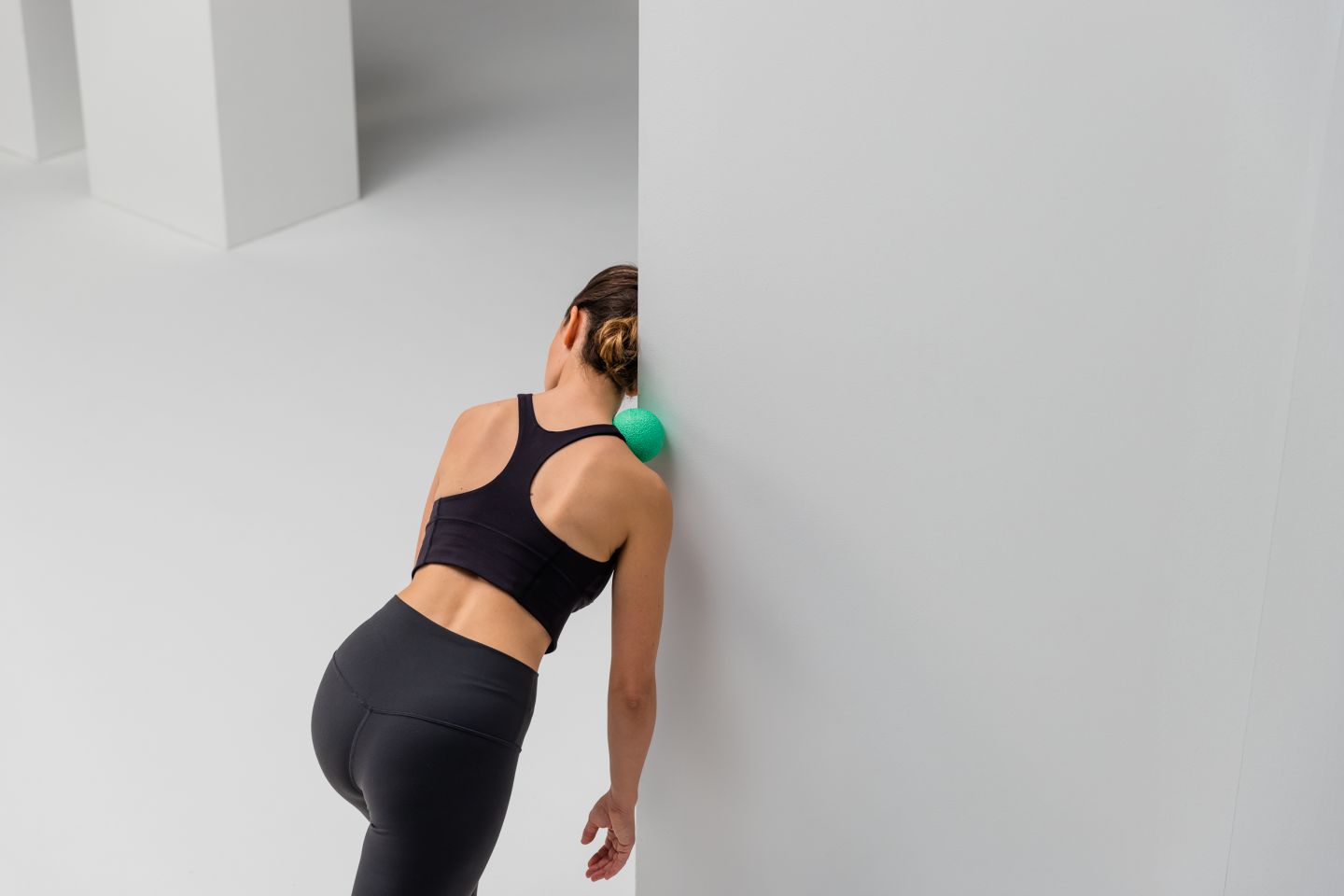 Upper traps massage recovery blackroll ball 08 web 2 2 Y2 A4326 1