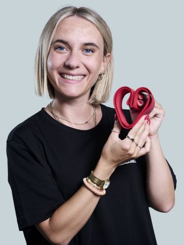 Chiara Mackle mit Produkt