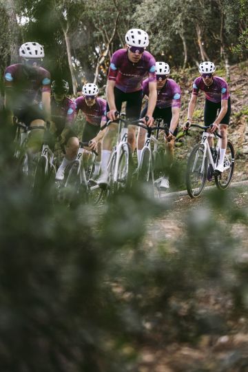 https://storage.googleapis.com/oneworld-prod/assets/brazodehierro_classified-X-rosebikes_riding-6061.jpg?v=1739449756