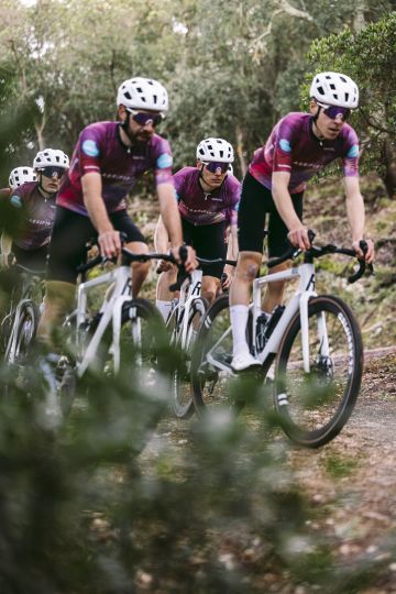 https://storage.googleapis.com/oneworld-prod/assets/brazodehierro_classified-X-rosebikes_riding-6065.jpg?v=1739449786