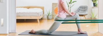 https://storage.googleapis.com/oneworld-prod/assets/12-Ruckenschmerzen-Banded-Hip-Flexor-Stretch_Blackroll_04383_2022-04-25-071837_omjg.jpg?v=1650871118%2C0.7454%2C0.4815