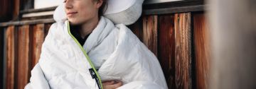 https://storage.googleapis.com/oneworld-prod/assets/Blackroll_KS_PILLOW-BLANKET-ALL-YEARweb_VanessaBlankenagel_VAN_1614.jpg?v=1741697985