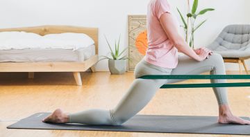 https://storage.googleapis.com/oneworld-prod/assets/12-Ruckenschmerzen-Banded-Hip-Flexor-Stretch_Blackroll_04383_2022-04-25-071837_omjg.jpg?v=1650871118%2C0.7454%2C0.4815