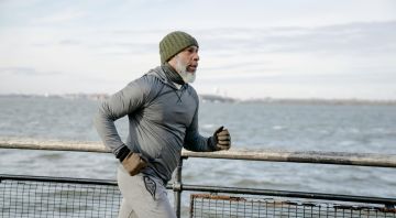 https://storage.googleapis.com/oneworld-prod/assets/Winter_Jogging_2025-01-13-132540_nrhk.jpg?v=1736774740%2C0.4319%2C0.1258