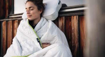 https://storage.googleapis.com/oneworld-prod/assets/Blackroll_KS_PILLOW-BLANKET-ALL-YEARweb_VanessaBlankenagel_VAN_1614.jpg?v=1741697985