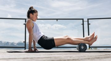 https://storage.googleapis.com/oneworld-prod/assets/Kimi-Schreiber-x-BLACKROLL_Faszientraining.jpg?v=1722956422