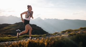https://storage.googleapis.com/oneworld-prod/assets/Kimi-Schreiber-x-BLACKROLL_Trailrunning_berge.jpg?v=1722954584