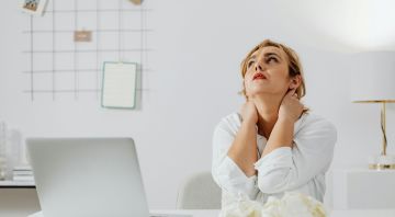 https://storage.googleapis.com/oneworld-prod/assets/Ruckenschmerzen-Stress.jpg?v=1743428284