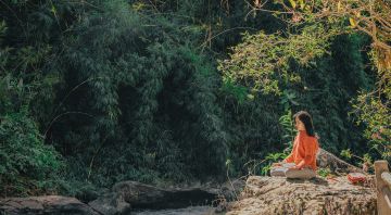 https://storage.googleapis.com/oneworld-prod/assets/Yoga_Stressbewaltigung.jpg?v=1727181001