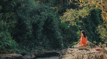 https://storage.googleapis.com/oneworld-prod/assets/Yoga_Stressbewaltigung_2024-09-24-123410_hjyu.jpg?v=1727181251