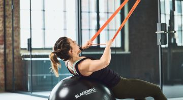 https://storage.googleapis.com/oneworld-prod/assets/blackroll-fitness-training-home-workout.jpg?v=1641812939
