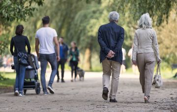 Menschen beim gemeinsamen Spaziergang